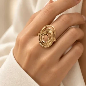 Bague en acier inoxydable sur une main