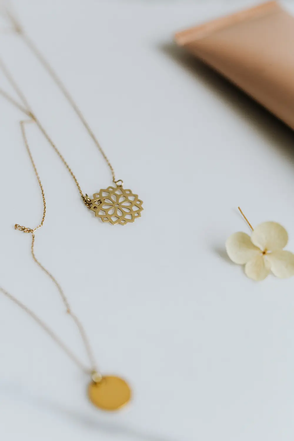 Comparaison de bijoux en acier inoxydable doré et en plaqué or